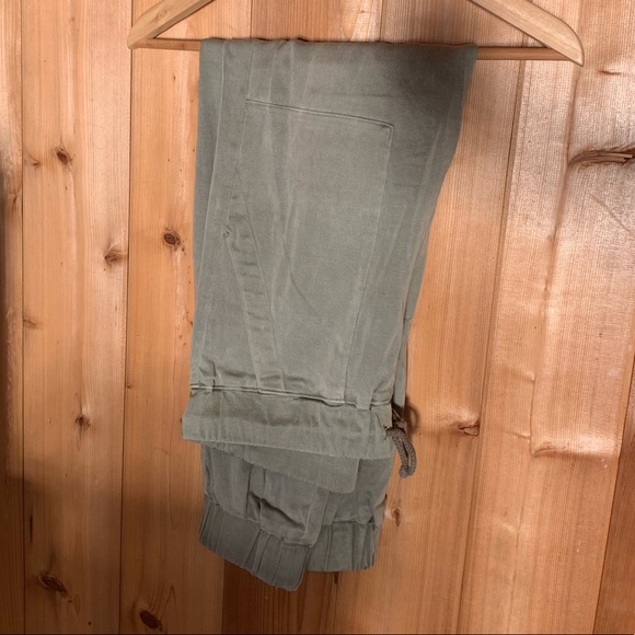 The famous Bella Dahl Pocket Joggers in Sage - Picture 5 of 5